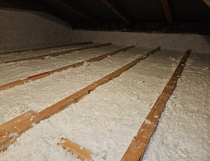 Zateplení stropu rodinného domu pomocí foukané izolace